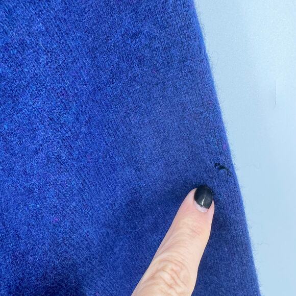 L.L.Bean Cashmere Sweater Medium Petite Blue Crewneck – Small Hole on Sleeve - Picture 4 of 7